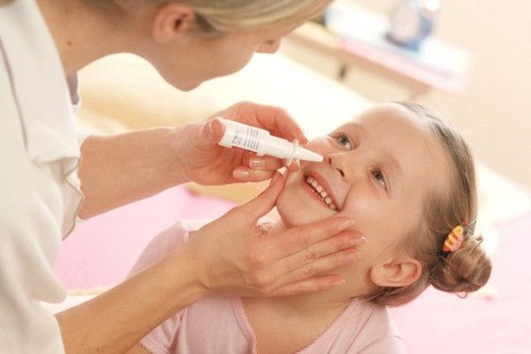 Судинозвужувальні краплі в ніс не слід давати дітям віком до 6 років та з обережністю дітям віком до 12 років. Дітям краще не закапувати ніс при застуді.