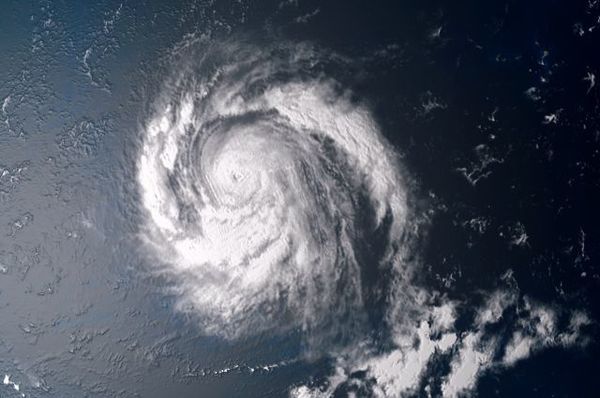 У Тихому океані ураган посилився до небезпечної четвертої категорії. Метеорологи прогнозують, що до вечора вівторка ураган досягне південно-західного узбережжя Мексики.