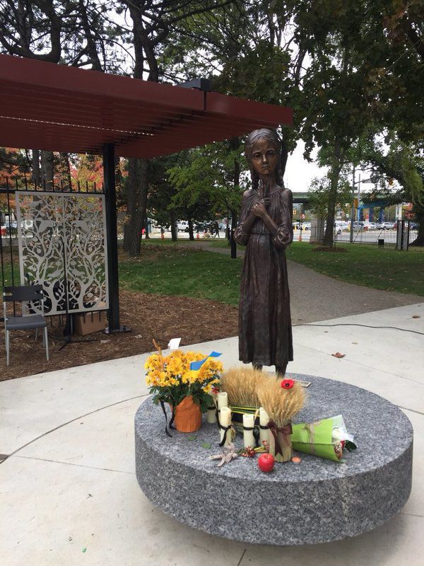 У канадському місті Торонто відкрили меморіал жертвам Голодомору в Україні 1932-33 років. Скульптурна композиція розміщена на території Виставкової площі.
