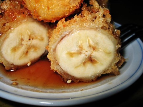 Не кваптеся викидати перезрілі банани! Приготуйте з них декілька смачних страв. При всій любові до бананів у них є один великий недолік - вони досить швидко перестигають. Ділимося смачними способами використовувати перезрілі банани в випічці і напоях.