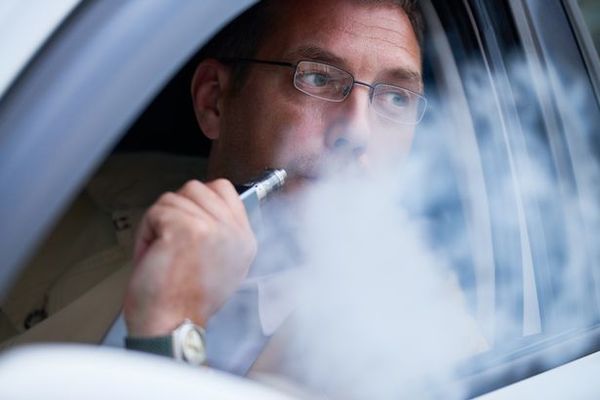 Тривожне відкриття: вейпинг небезпечніше, ніж звичайні сигарети. Нове дослідження показало, що ароматизатори в електронних сигаретах можуть викликати запалення легенів.