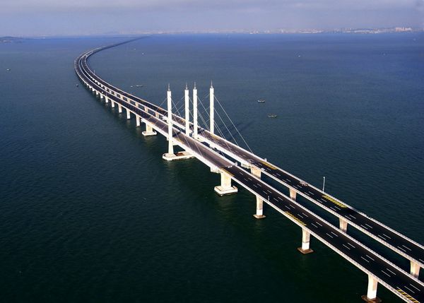 Цього тижня в Китаї планується відкриття найдовшого мосту у світі. Він з'єднав Гонконг, Чжухай і Макао і скоротив відстань в дорозі між Гонконгом і Чжухаєм, наприклад, з 3 годин до 30 хвилин.