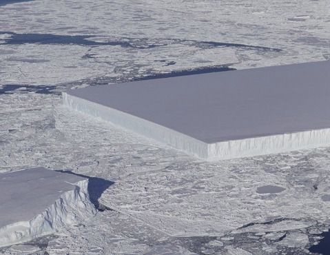 На знімку NASA виявився знятий дивний прямокутний айсберг. Коли це фото днями з'явилося в інтернеті, багато почали обурено писати, що це відвертий фотошоп.