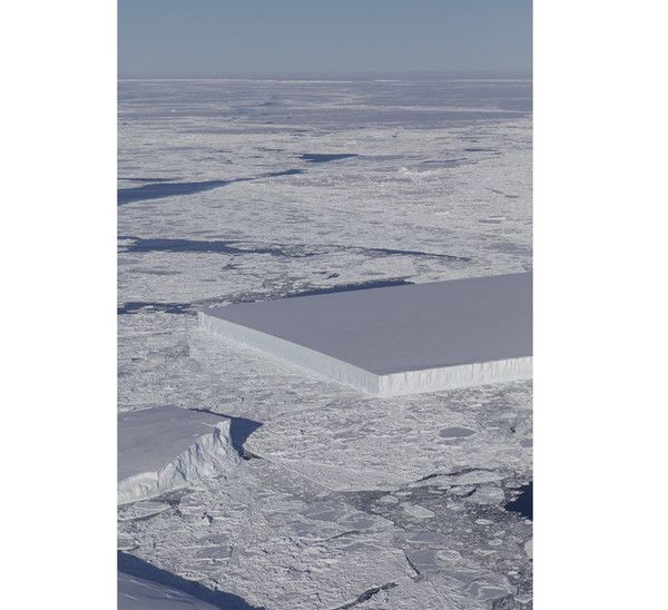 На знімку NASA виявився знятий дивний прямокутний айсберг. Коли це фото днями з'явилося в інтернеті, багато почали обурено писати, що це відвертий фотошоп.