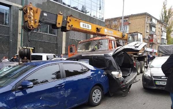 В центрі Києва заблоковано транспортний рух через масштабну аварію на Лесі Українки. Поліція розвертає автомобілі в об'їзд, через що утворилися величезні затори.