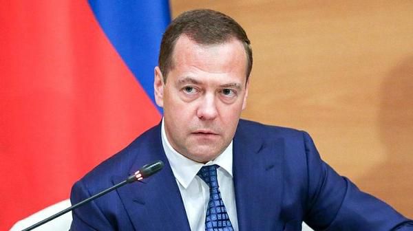 Медведєв оголосив, які саме санкції будуть застосовані до України. Заборона переказів з Росії до України.