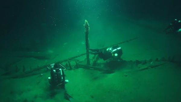 На дні Чорного моря британські вчені знайшли найдавніший неушкоджений корабель. Давньогрецьке торговельне судно пролежало на дні моря понад 2400 років.