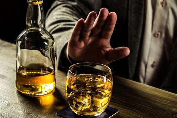 Сьогодні набуло чинності рішення Київради про заборону торгівлі алкогольними напоями в кіосках з 23:00 до 10:00. У Києві введено в дію заборону на продаж алкоголю вночі.