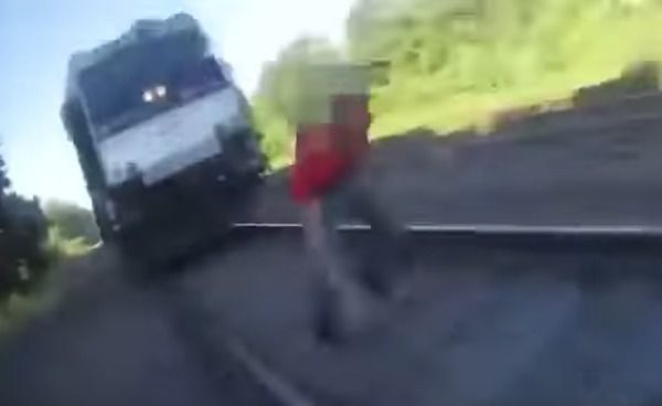 Поїзд мчав по залізничних коліях, на яких без свідомості лежав хлопець. Поліцейський в останню секунду встиг запобігти трагедії. Порятунок хлопця з-під поїзда в останній момент зняли на відео.