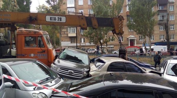 У масштабному ДТП на бульварі Лесі Українки в Києві, яке відбулося 23 жовтня, постраждало 19 автомобілів. У багатьох автомобілістів виникло питання - на яку компенсацію можуть розраховувати потерпілі.