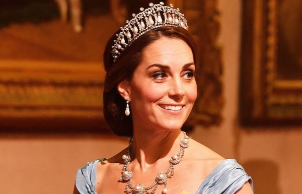 По-королівськи: Кейт Міддлтон захопила зовнішнім виглядом. Герцогиня Кембриджська з'явилася у розкішному наряді на урочистому вечорі, який пройшов у Букінгемському палаці.