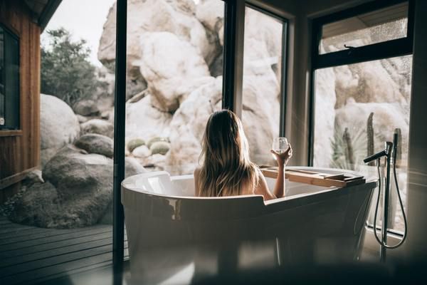 Як щоденна ванна допоможе прогнати депресію і як правильно приймати ванну. На думку дослідників регулярна тепла ванна може позитивніше впливати на настрій, ніж фізичні вправи. Ось як насолоджуватися купіллю, навіть якщо ви віддаєте перевагу душу.