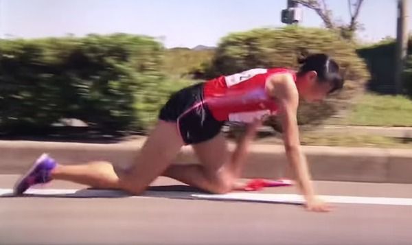 Японка у командному марафоні зламала ногу за 200 метрів до фінішу свого етапу і доповзла на четвереньках. В Японії бігунка зламала ногу, але доповзла до фінішу марафону, де її дискваліфікували.
