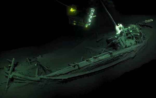 У Чорному морі біля берегів Болгарії знайшли найдавніший корабель з виявлених коли-небудь раніше. Команда археологів виявила, як вважають фахівці, найстаріший старовинний корабель на глибині двох тисяч метрів у Чорному морі.