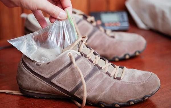 Методи, які допоможуть розтягнути вузьке взуття. Один з них вам точно допоможе і ви назавжди позбудетеся від мозолів і дискомфорту.