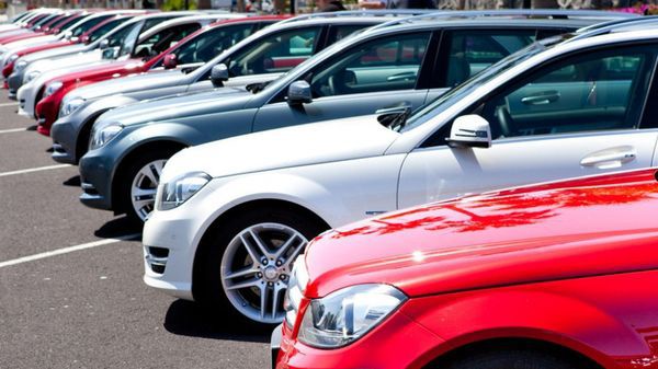 У Європі різко скоротився продаж машин. Виробники назвали осінній обвал продажів очікуваною подією.