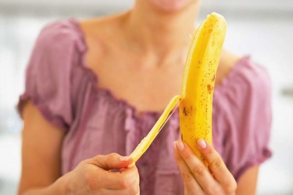 6 переконливих причин не викидати бананову шкірку. Її можна успішно використовувати у побуті та для багатьох інших цілей.