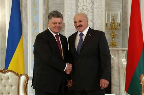 Порошенко і Лукашенко зустрілися "тет-а-тет". Глава держави подякував білоруському колезі за ініціативу проведення Першого форуму регіонів України і Республіки Білорусь.