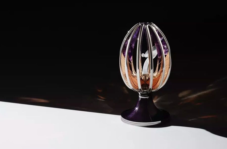 Rolls-Royce представив сучасне "Яйце Фаберже". Британський виробник автомобілів об'єднався з уславленим ювелірним домом для створення унікального рукотворного шедевру.