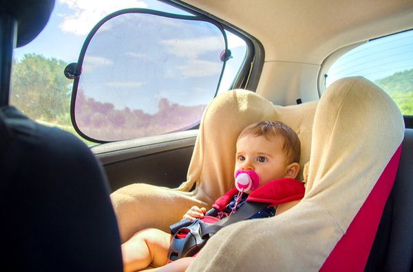 Дитина в авто: які аксесуари стануть в нагоді в салоні. Чим можна обладнати машину, щоб дитині і батькам було комфортно?