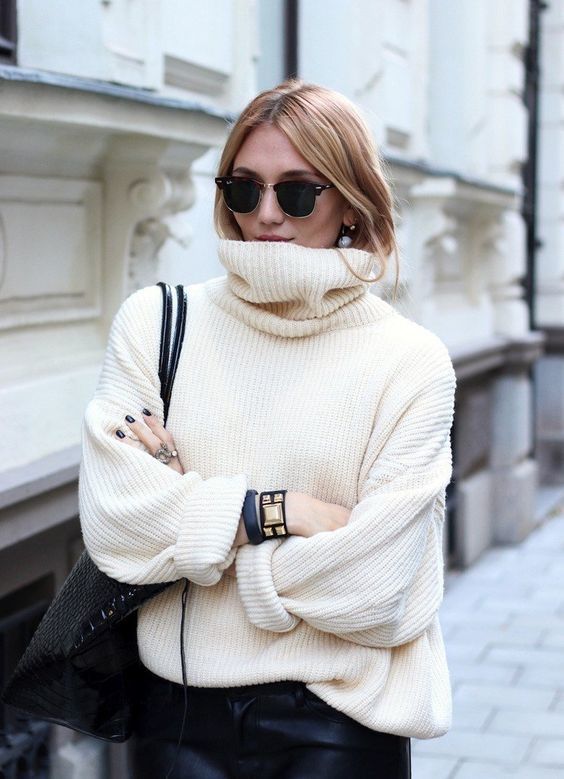 Тренди осінньо-зимового періоду: светри, які зроблять твій образ стильним. Їх можна носити з шовковими спідницями і чобітьми, під легке плаття, ну, і, врешті-решт, в дуеті з улюбленими джинсами.