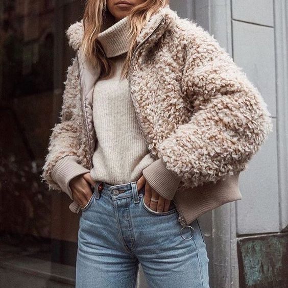 Тренди осінньо-зимового періоду: светри, які зроблять твій образ стильним. Їх можна носити з шовковими спідницями і чобітьми, під легке плаття, ну, і, врешті-решт, в дуеті з улюбленими джинсами.