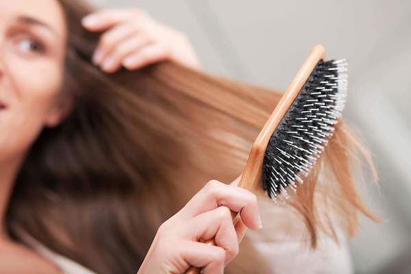Трихологи назвали 18 поганих звичок, котрі негативно впливають на ваше волосся. Дізнайтесь яких шкідливих звичок вам потрібно позбутись, щоб відновити волосся.