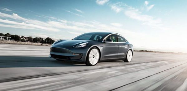Tesla представила бюджетну версію електрокара Model 3. Ілон Маск презентував чергову новинку. Бюджетна версія електрокара Tesla Model 3 коштуватиме від 31 тисячі доларів.