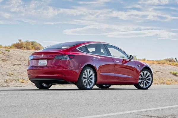 Tesla представила бюджетну версію електрокара Model 3. Ілон Маск презентував чергову новинку. Бюджетна версія електрокара Tesla Model 3 коштуватиме від 31 тисячі доларів.