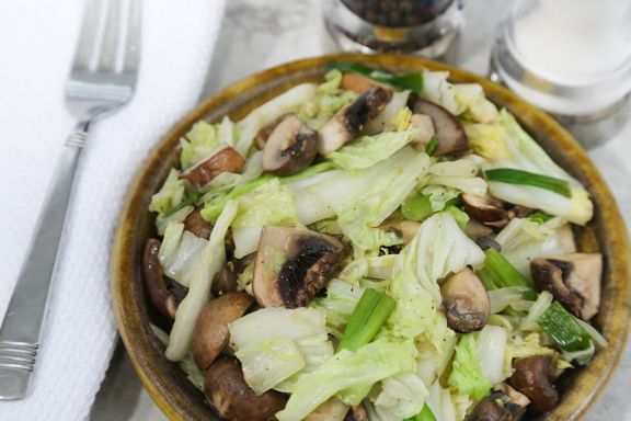 простий та смачний салат з пекінської капусти та грибів