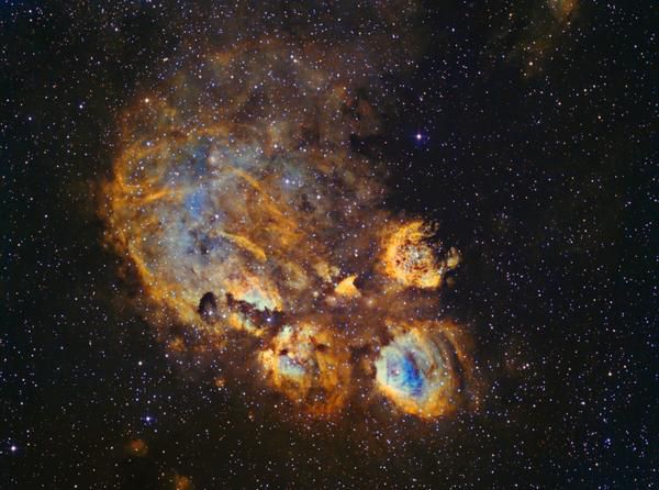 NASA опублікувало фото емісійної туманності в сузір'ї Скорпіона, якій вчені дали назву Котяча Лапа. Знімок був зроблений за допомогою космічного телескопа "Спітцер", який здатний отримувати зображення крізь щільні хмари газу і пилу.