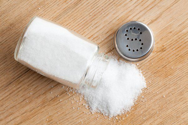Чотири ознаки надлишкової кількості солі в організмі. Через надмірне вживання солі можуть виникати головні болі, опухати пальці і відбуватися часте сечовипускання вночі.