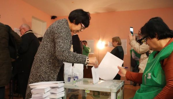 На Грузію чекає другий тур президентських виборів. У правлячої партії Грузії прогнозують другий тур президентських виборів з участю Зурабішвілі і Вашадзе.