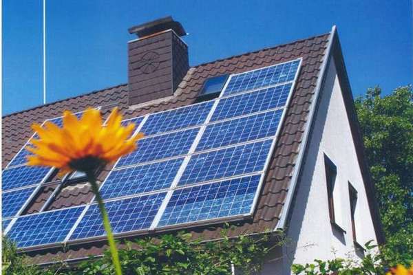 Українці б'ють рекорди по встановленню у будинках сонячних електростанцій. Обсяг інвестицій в приватні СЕС оцінюється в 120 млн. євро.