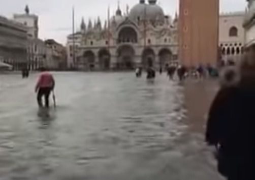Венеція пішла під воду, майже 70% міста опинилися під водою. З'явилося відео неймовірного потопу в італійському місті.