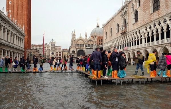В Іспанії випав сніг, Італія тоне під зливами. В Італії щонайменше чотири людини загинули під час повені.