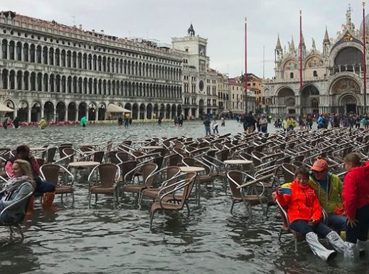 В Іспанії випав сніг, Італія тоне під зливами. В Італії щонайменше чотири людини загинули під час повені.