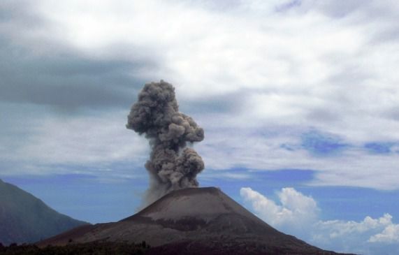 Відео виверження вулкана Кракатау, який вражають бліскавки в Індонезії. У мережі з'явилося цікаве, неймовірне відео, на якому видно, як виделки блискавки вражають вулкан Кракатау в Індонезії, під час виверження з нього лави.