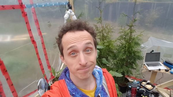 Канадський блогер Куртіс Бауте спробував прожити три дні в повітронепроникній конструкції з сотнями рослин. Але не впорався.