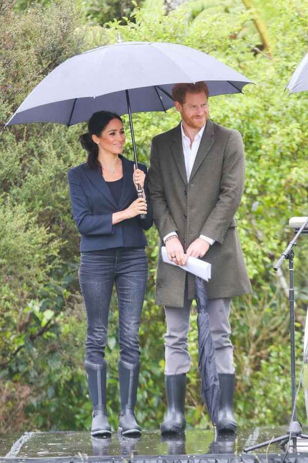 У передостанній день туру Меган І Гаррі посадили дерево, покидали чоботи і відвідали офіційний захід. Навіть у гумових чоботях вагітна герцогиня виглядає елегантно.