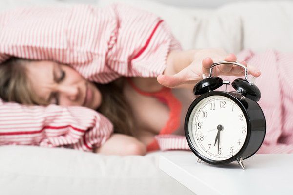 Важко просинатися вранці? Це може бути ознакою хвороби. Цей розлад сну пов'язаний з порушеннями циркадних ритмів.