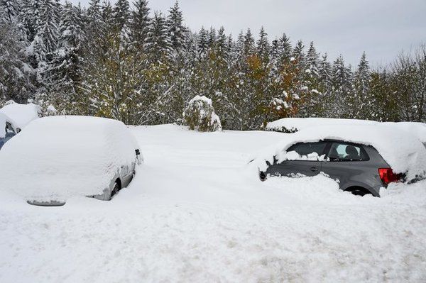 Країни Європи продовжують потерпати від снігопадів та злив, циклон добрався і до Франції. Ряд європейських країн виявився у владі снігопадів, злив та штормового вітру.