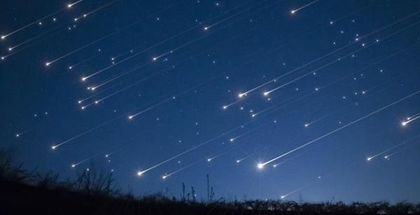 З 17 на 18 листопада відбудеться щорічний метеорний потік Леоніди. Очікується, що в небі будуть пролітати до 15 метеоритів за годину. При ясній погоді падаючі зірки буде видно неозброєним оком.