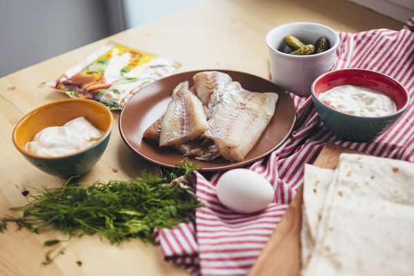 Лаваш із рибною начинкою. Всього за півгодини можна приготувати смачний і корисний обід — рибу у конвертах з лаваша. Подати її можна з легким соусом на основі йогурту.