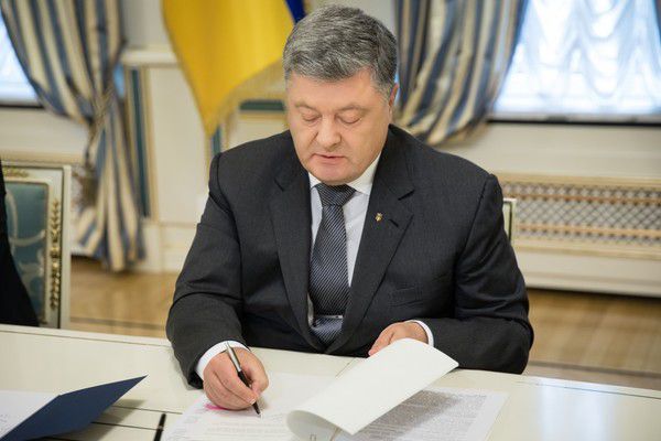 Порошенко підписав закон про відновлення кредитування. Президент вважає, що це зробить фінансовий ринок України "прозорішим, зрозумілішим і більш передбачуваним".
