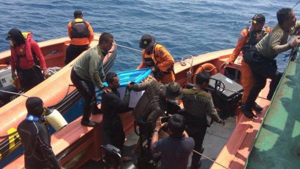 Рятувальники підняли з моря "чорний ящик" літака Boeing який впав в Індонезії. Як заявили військові сам літак знаходиться на 30-метровій глибині на дні Яванського моря.