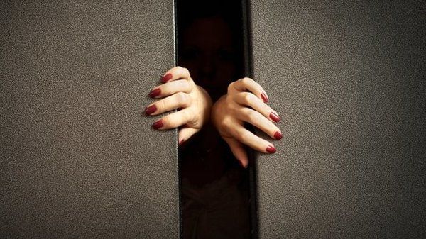 Анекдот дня: хлопець з незнайомою дівчиною застрягли в ліфті. Ось це хлопець дає!