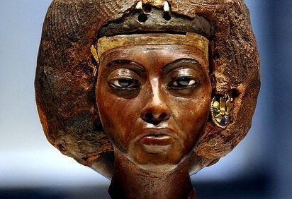 Як насправді виглядала Нефертіті: реконструкція мумії. Вчені відтворили зовнішній вигляд мумії "Молодої леді" з Долини Царів. Вона неймовірно схожа на відомий бюст Нефертіті!