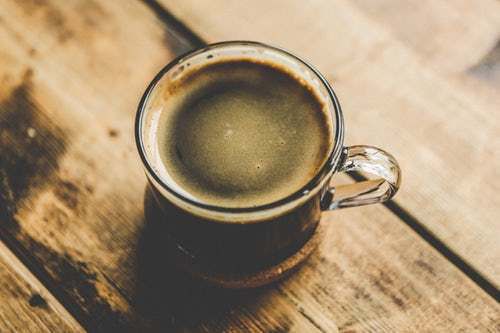 Всього одна чашка кави натщесерце — це справжній шок для організму, ось що вона робить. Не починайте з неї день!