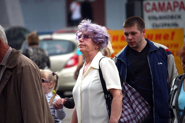 Чому бабусі фарбують волосся у фіолетовий колір. Свідомість людей хвилює багато питань, серед яких є загадкове питання — навіщо літні жінки фарбують волосся у фіолетовий колір?